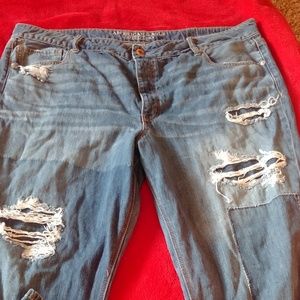 AE Tomgirl jeans destroyed